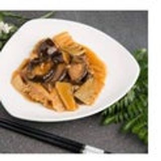 Bambù e funghi saltati