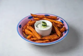 Batat fries with tzatziki sauce