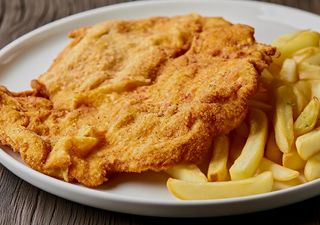 Bečka šnicla, pomfrit i hleb