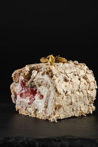 Beze rolat sa pistacijama i sezonskim bobičastim voćem 90gr