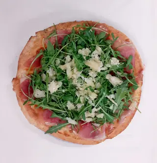 Bianca crudo, rucola e scaglie  