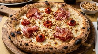 Bianca con salsa al parmigiano reggiano, pomodorini infornati, capocollo di Martina Franca e tarallo pugliese ai cereali sbriciolato