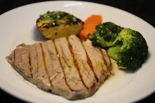 Bife de Atum Braseado com Batata e Legumes