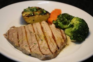 Bife de Atum Braseado com Batata e Legumes