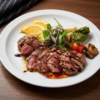 Bife de Pato Assado na Brasa com Batata Frita e Esparregado