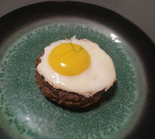 Бифштекс с яйцом (300г)