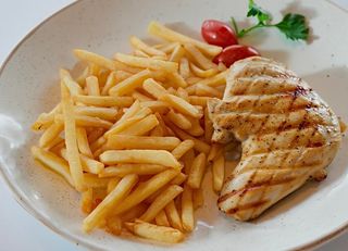 Bijelo pileće meso na žaru i hleb