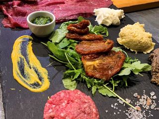 Bittico di tartare di manzo e carpaccio di carne salata