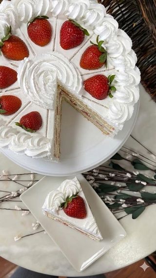 Fatia de Brigadeiro Branco com Morango