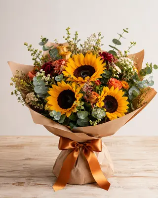 Bouquet di girasoli e fiori misti di stagione