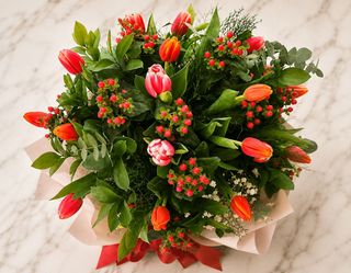 Bouquet con fiori misti stagionali