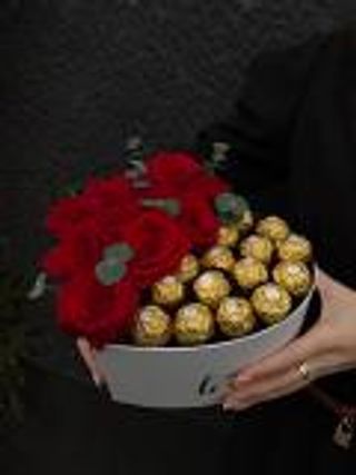 Box ruže i slatkiši