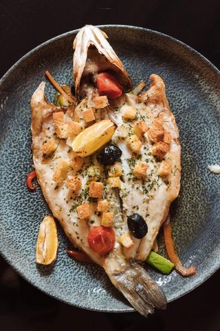 Brancin iz krušne peći na površu iz wok-a i pekarskim krompirom 350g