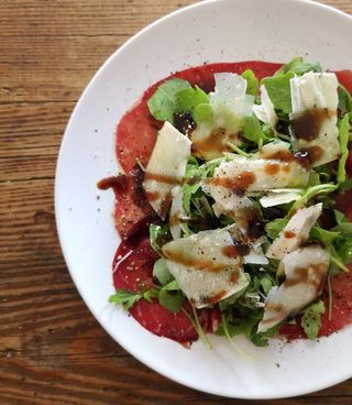 Bresaola, rucola, crema al parmigiano e riduzione di aceto balsamico