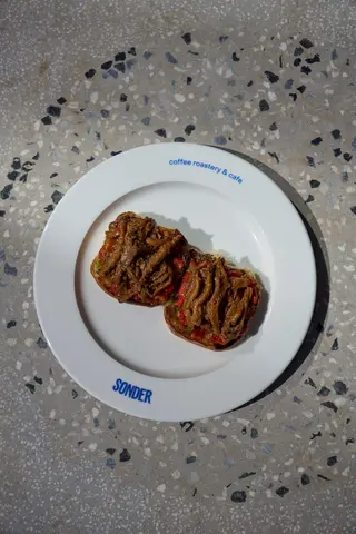 Brioche with oyster mushrooms and baked bell pepper