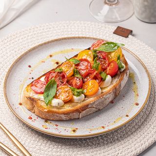 Bruschetă cu roșii