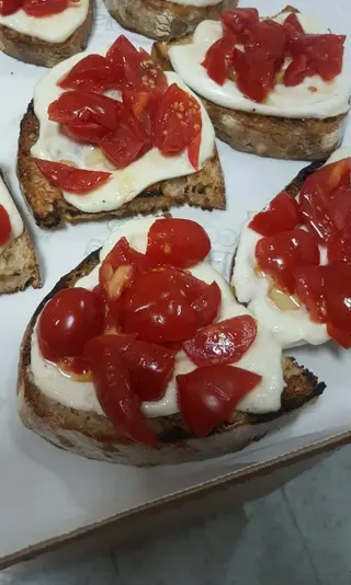 Bruschetta pomodoro e mozzarella