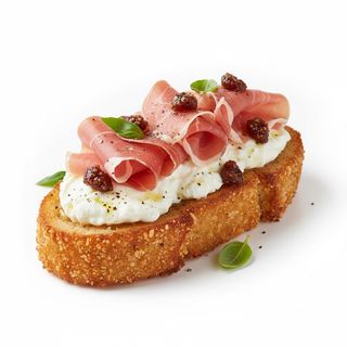 Bruschetta panata, prosciutto crudo, stracciatella e mostarda dei fichi