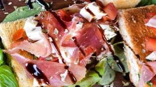 Bruschetta sa pršutom i mozzarellom