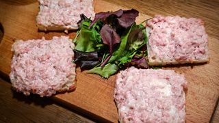 Bruschettine con salsiccia e stracchino