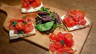Bruschettine di pomodoro fresco, basilico, aglio e olio EVO