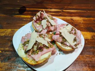 Bruschettoni pistacchio e mortadella