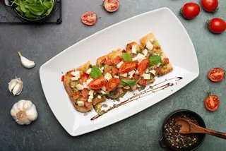 Brusketi s povrćem i mozzarellom