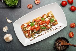 Brusketi s povrćem i mozzarellom