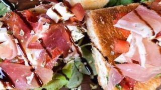 Brusketi sa paradajzom, belim lukom i svežim začinima