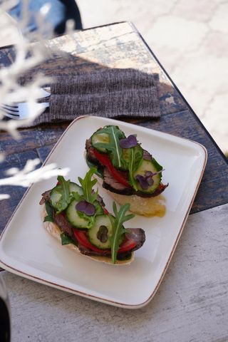 Брускетты с ростбифом и свежими овощами (200г)