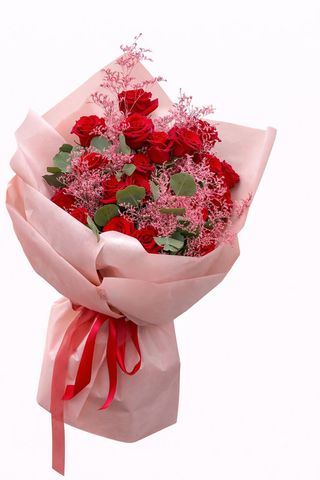 Buket crvenih ruža i Limoniuma