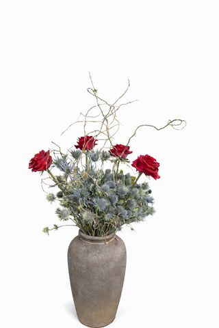 Buket u vazi  ruže i čičak  