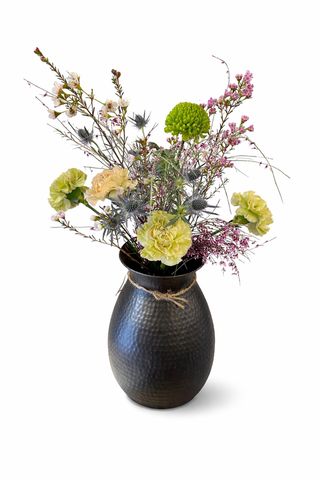 Buket u vazi žuto zeleno cveće 