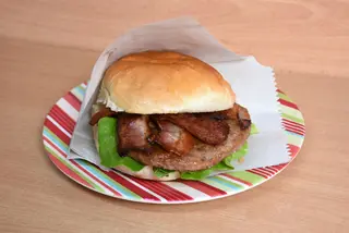Šoferska pljeskavica sa slaninom 240g