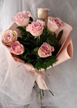 Buket sedam roze ruža