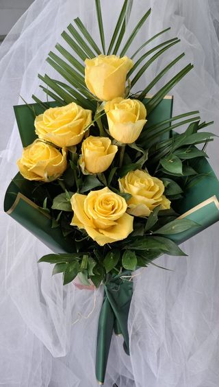 Buket sedam ž utih ruža