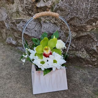 Orhideja u mixu cveća u natur korpici