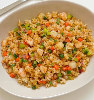 2. Prženi pirinač sa morskim plodovima (海鲜炒饭)