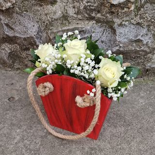 Bele ruže u aranžmanu