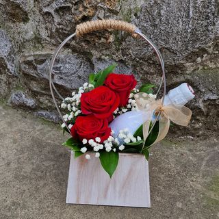 Elegantana korpa sa crvenim ružama i šampanjcem