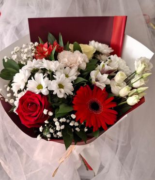 Buket mix cveca na crveno