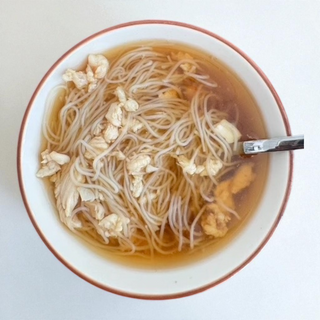 25. Supa pileća sa rezancima (鸡肉粉丝汤)