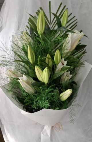 Buket tri orjentalna ljiljana