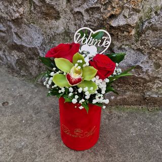 Plišani box sa crvenim ružama, orhidejom i pikom "Volim te"