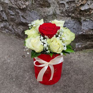 Elegantan cvetni aranžman u boksu