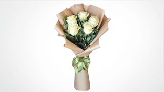 Buket od pet belih ruža s eukaliptusom