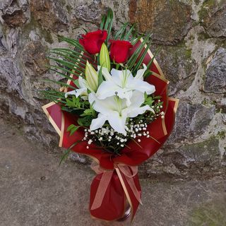 Elegantni buket sa orjental ljiljanom i ružama