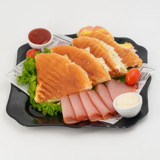 Tost sa pečenicom 350g