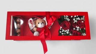 Flower box sa kombinacijom cveća, medom i čokoladicama