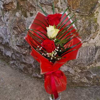 Buket sa crvenim i belom ružom